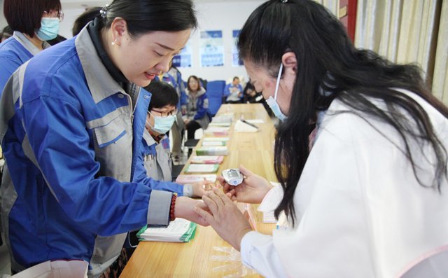 專家在為布洛爾女工測血糖